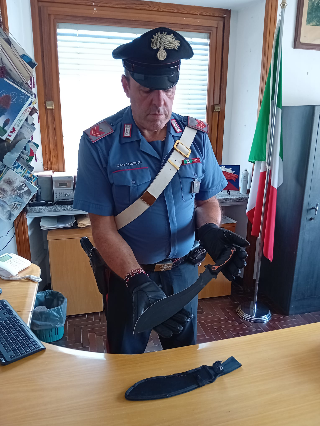 In auto con un machete lungo 40 centimetri, minorenne denunciato